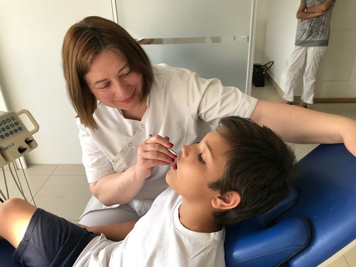 Read more about the article Prvi odlazak kod stomatologa – zašto za neke posete bude kasno